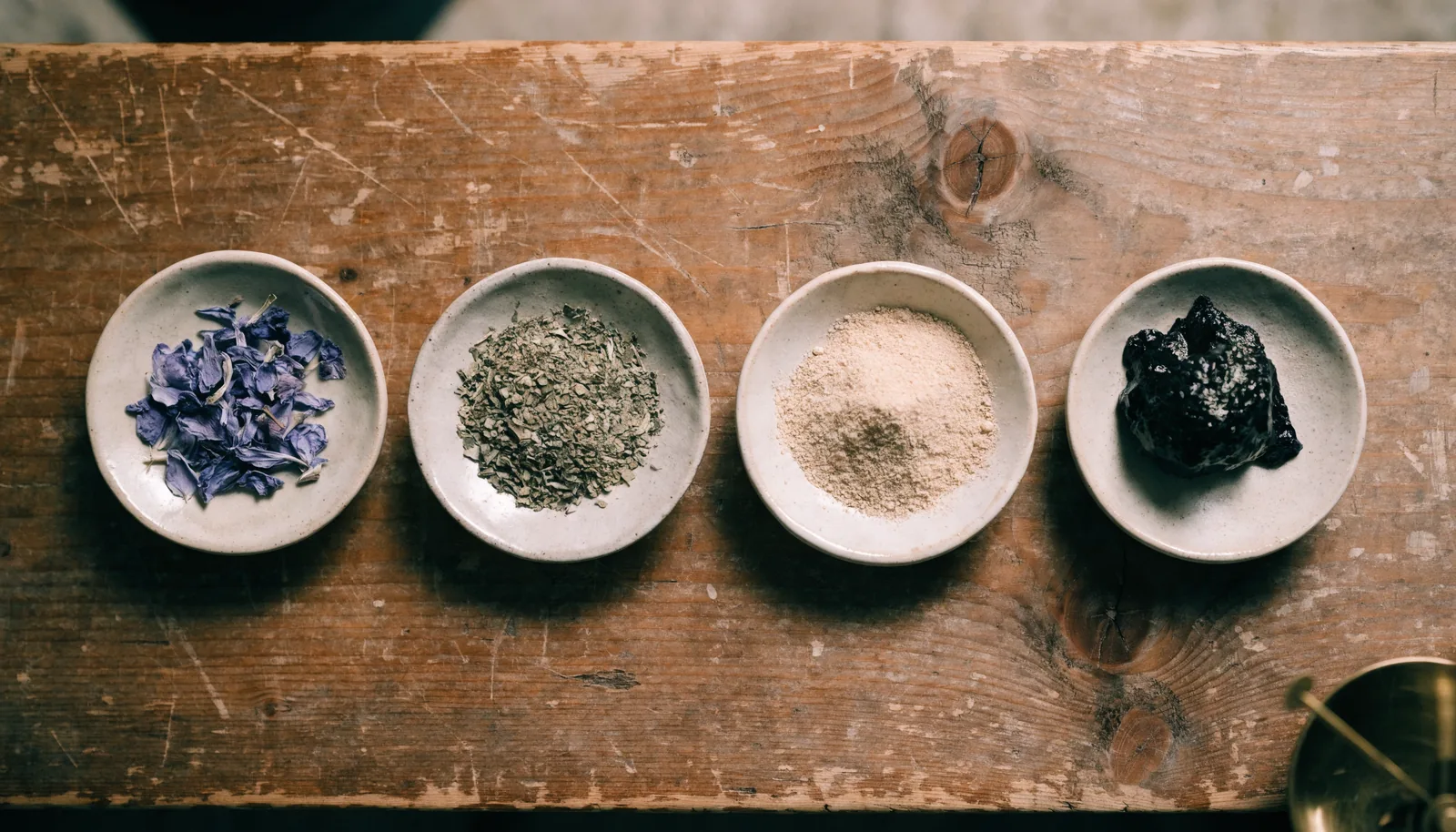 Cuencos de cerámica con pétalos de loto azul, kanna seca, extracto en polvo y resina
