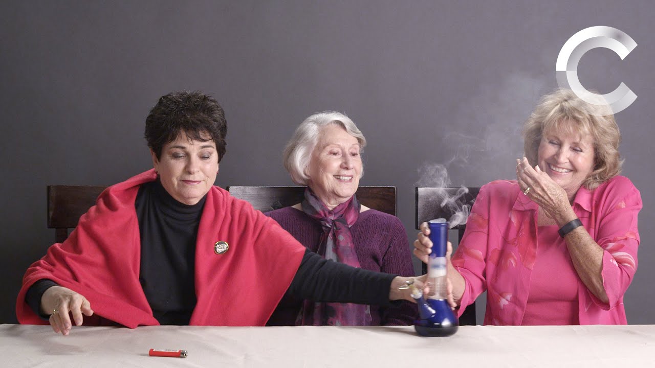 Ver: Abuelas fumando hierba por primera vez en YouTube