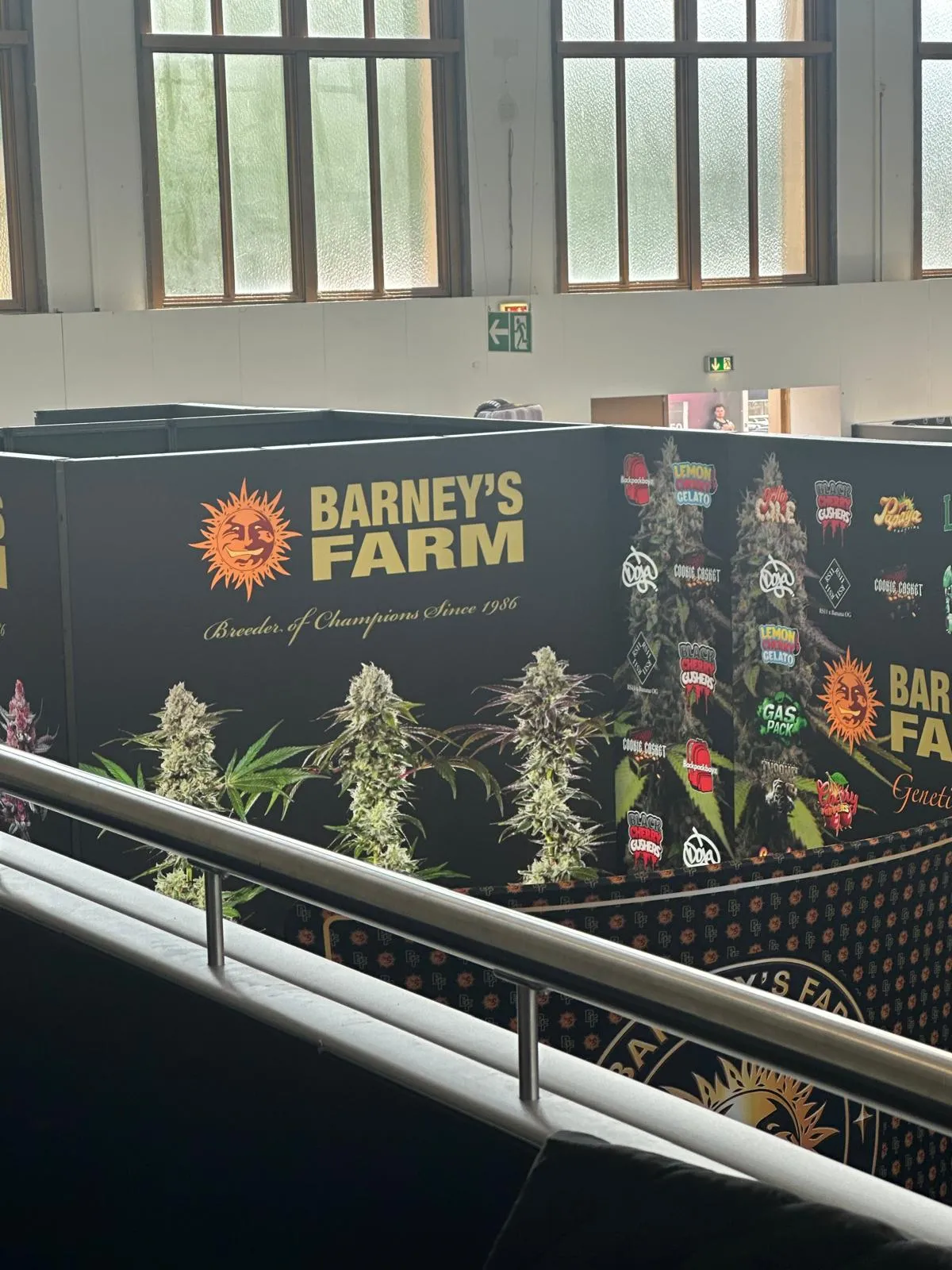 Stand de Barney's Farm con plantas de cannabis expuestas en Mary Jane Berlin 2026