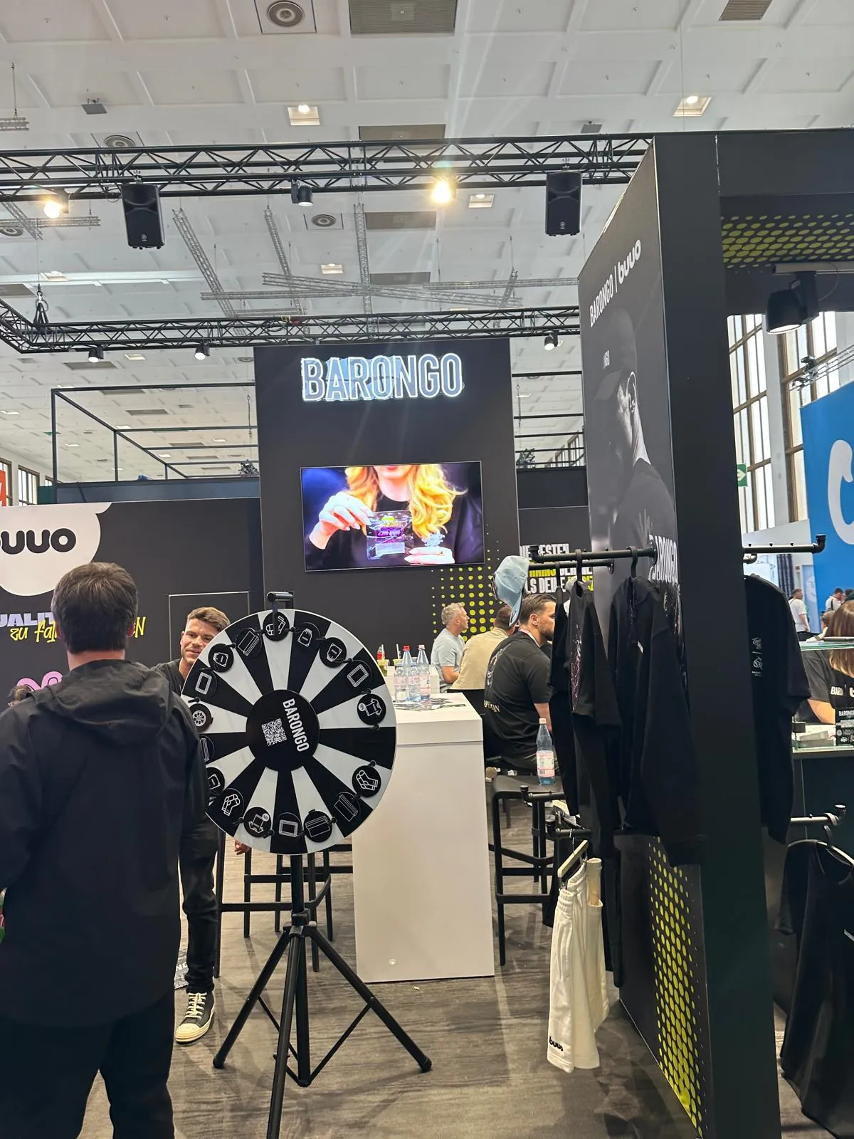 Stand de Barongo con ruleta de premios y merchandising en Mary Jane Berlin 2026