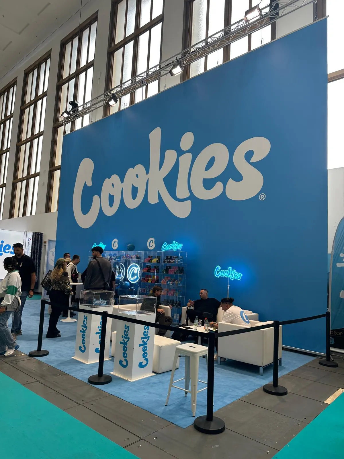 Stand de Cookies con una pared azul y zona lounge en Mary Jane Berlin 2026