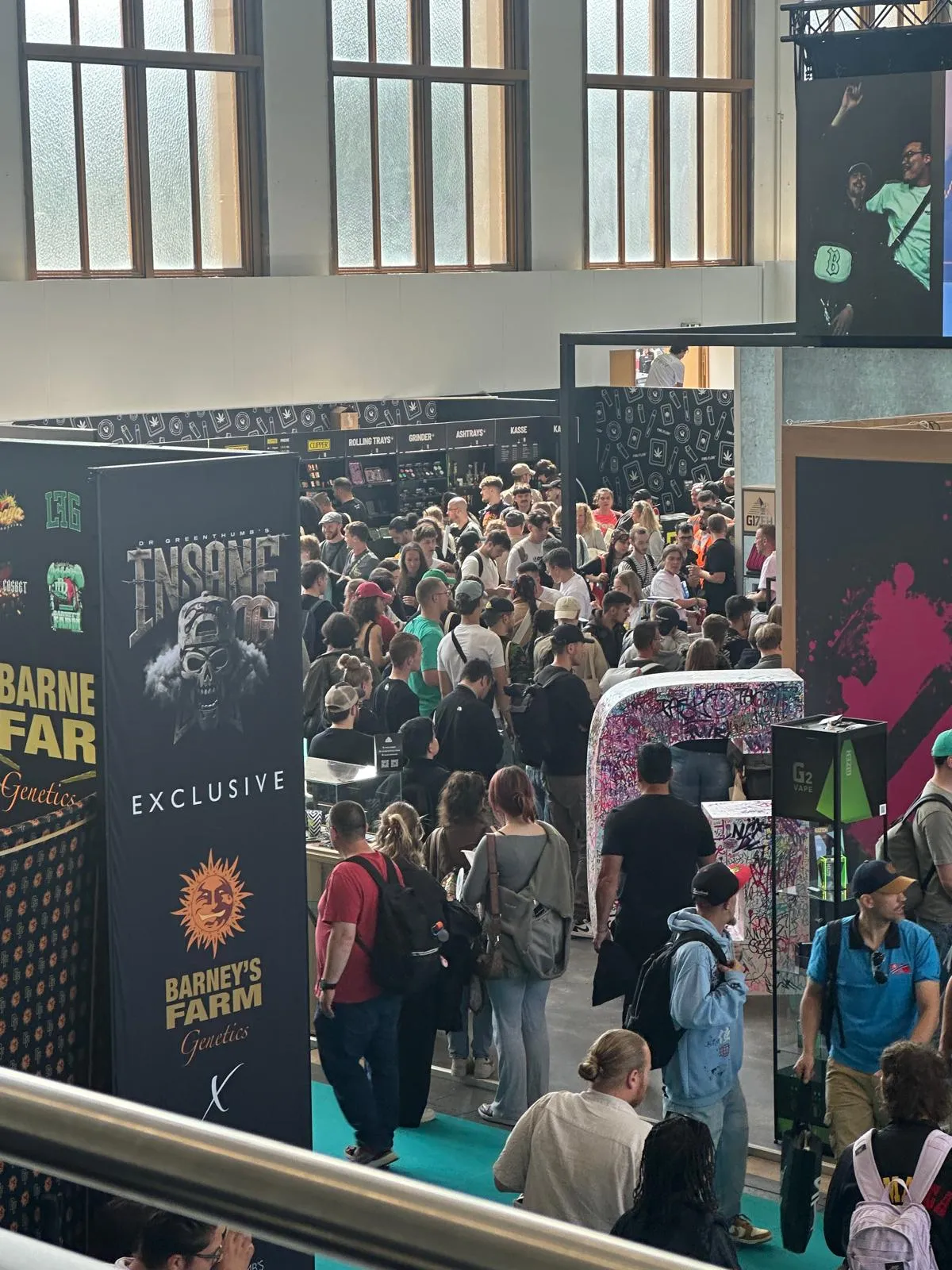Pasillos abarrotados alrededor del stand Insane de Barney's Farm en Mary Jane Berlin 2026