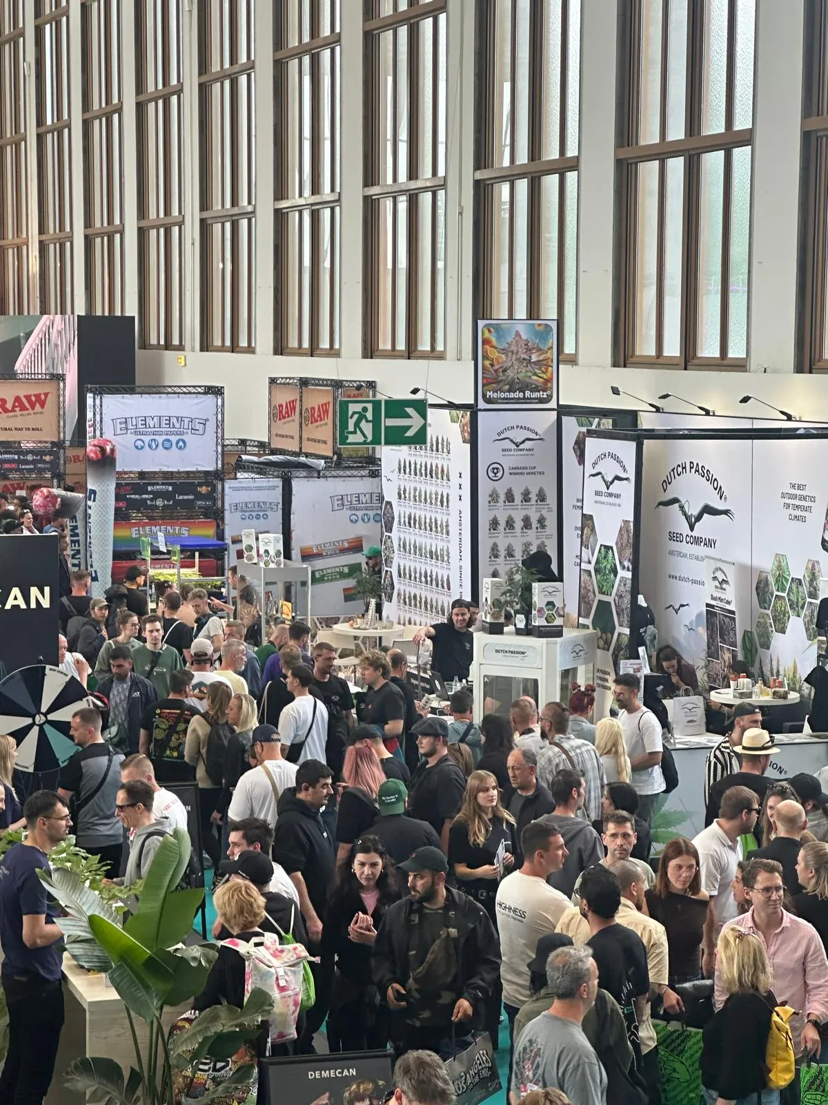 Pabellón abarrotado de stands de marcas cannábicas en Mary Jane Berlin 2026