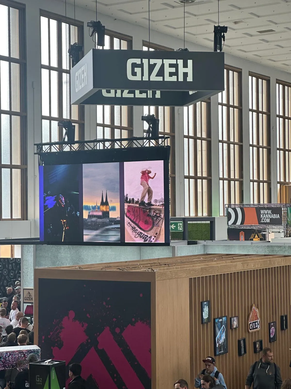 Stand de papeles de fumar GIZEH con pantallas LED gigantes en Mary Jane Berlin 2026