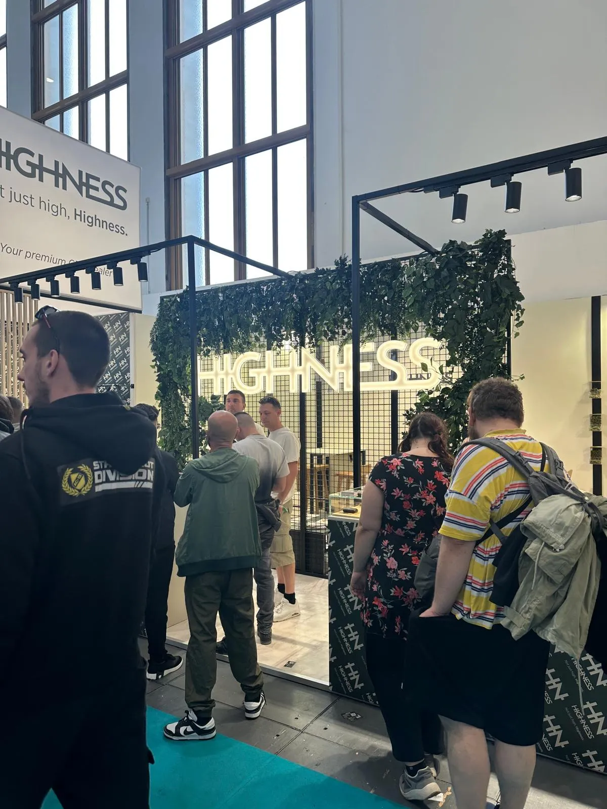 Entrada del stand de Highness con un arco de plantas en Mary Jane Berlin 2026