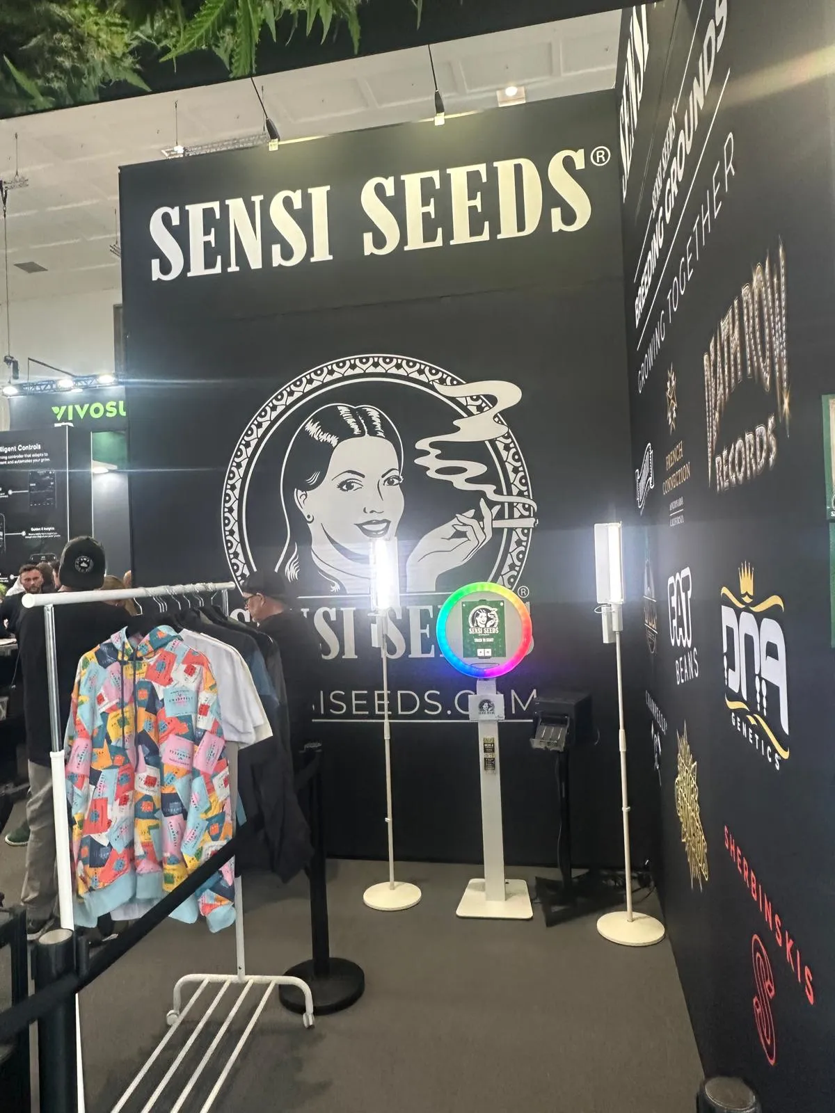 Stand de Sensi Seeds con marcas DNA Genetics y Sherbinskis en Mary Jane Berlin 2026