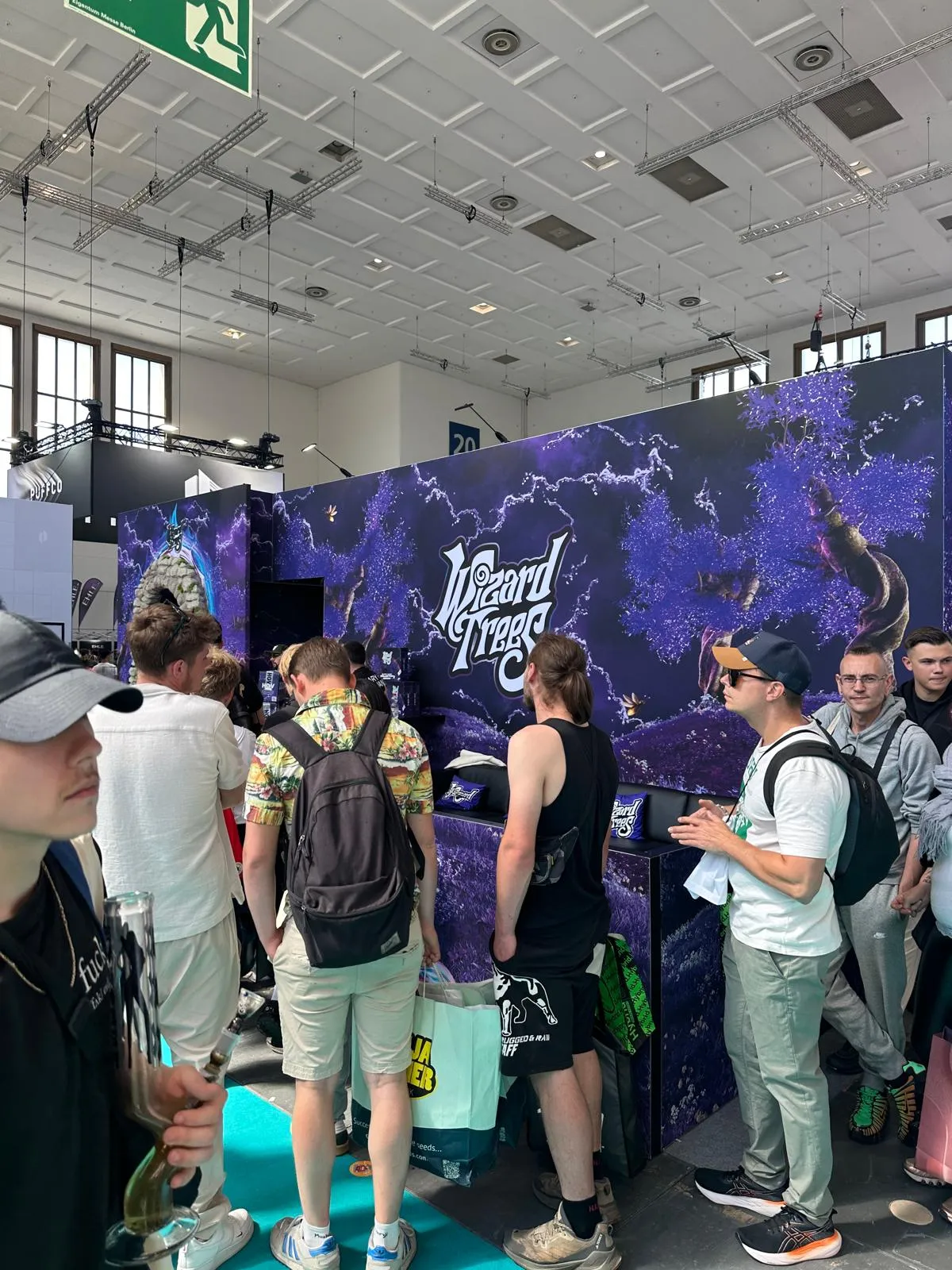 Stand de Wizard Trees con branding morado y visitantes en Mary Jane Berlin 2026