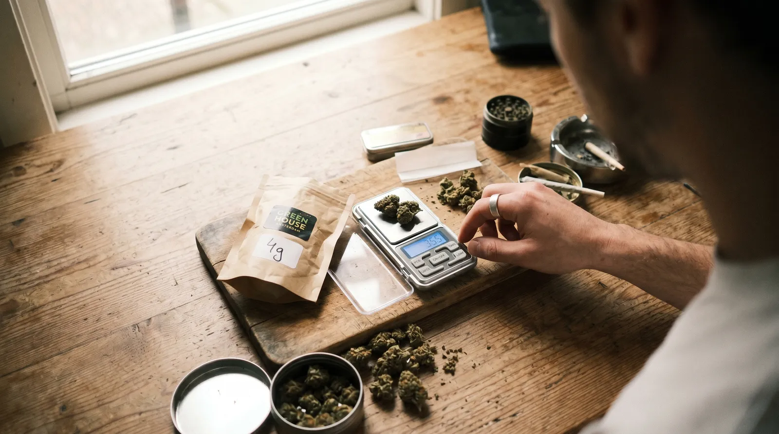 AZARIUS · Por qué en Europa el cannabis se pesa en gramos (y en EE. UU. no)